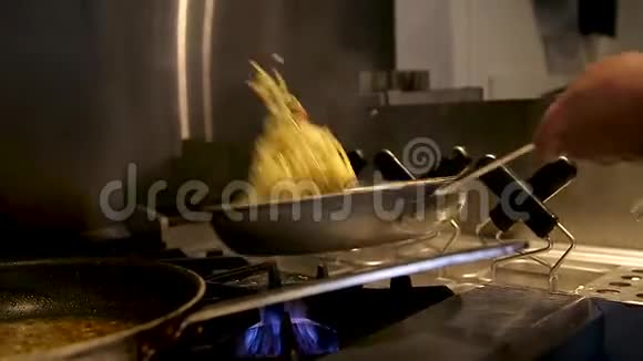 新鲜的意大利面是在餐厅厨房的平底锅里煮的视频的预览图