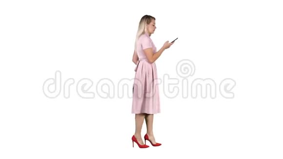 穿着粉红色裙子的女人在白色背景上打电话视频的预览图