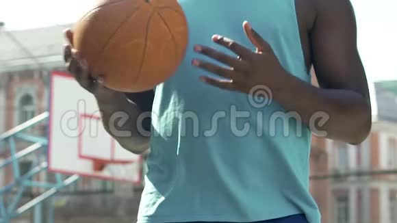 黑人篮球教练打球准备球队比赛视频的预览图