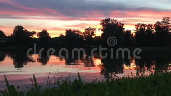 夕阳在水的背景下视频的预览图