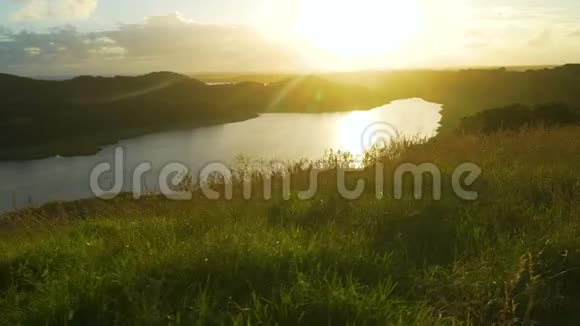 澳大利亚夏季日落时塔山湖卡车射击视频的预览图