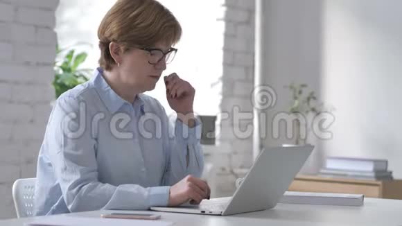 进攻型老妇人思考与笔记本电脑工作视频的预览图