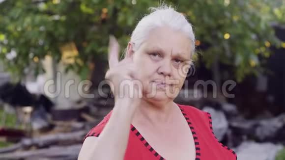 老妇人用手指对着镜头挥舞视频的预览图