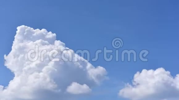 在夏季大自然的云在晴朗的蓝天上移动视频的预览图