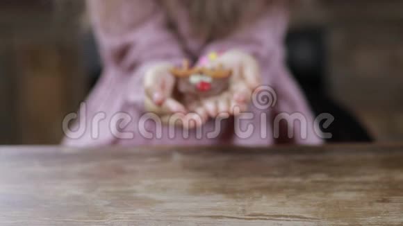 圣诞节自制饼干在儿童手视频的预览图