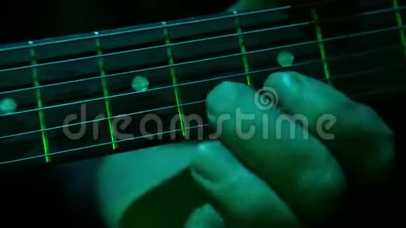 特写男手用电吉他弹奏和弦视频的预览图