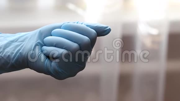 女性戴着医用手套的平板电脑特写视频的预览图