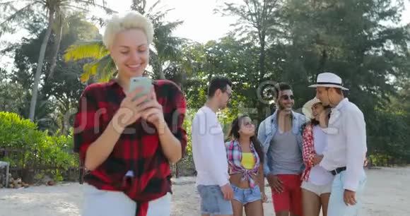 女孩在热带棕榈树公园与青少年集体聊天视频的预览图