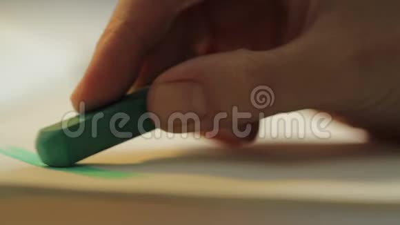 粉笔用在纸上特写视频的预览图