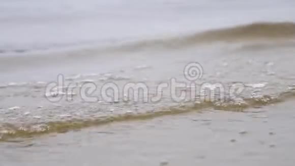 特写为海水海浪上的沙滩自然背景库存录像小浪淘沙视频的预览图