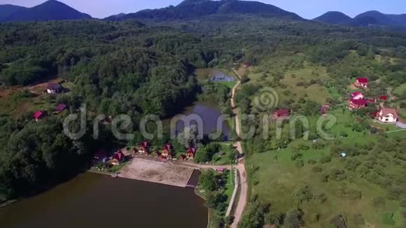空中观景喀尔巴阡山脉的小湖泊从高空看童话般的自然视频的预览图