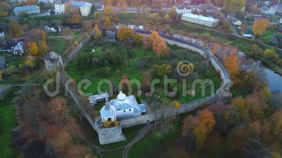 观波霍夫市古要塞十月傍晚俄罗斯普斯科夫地区空中视频视频的预览图