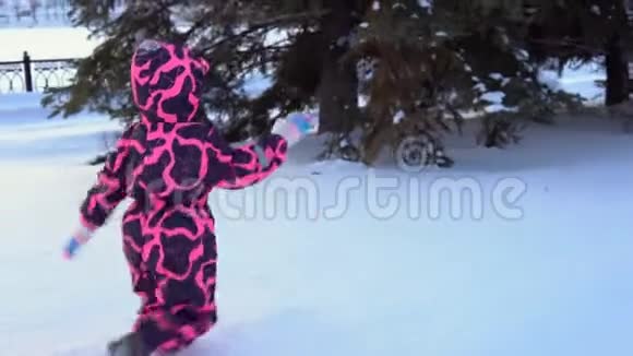 一个穿着工作服的孩子穿过雪堆视频的预览图