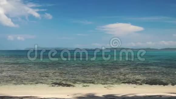 热带海滩白色沙滩清澈的蓝色海水视频的预览图