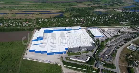在小镇的背景下建造工厂可以看到工厂的全景一个白色的工厂视频的预览图