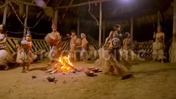 丛林中的传统土著仪式视频的预览图