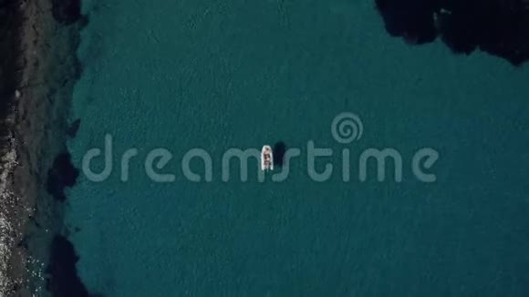 一对幸福的夫妇在停在地中海最干净的水中央的船上放松和日光浴视频的预览图