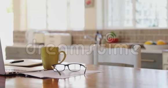 桌上有文件眼镜和咖啡杯的笔记本电脑视频的预览图