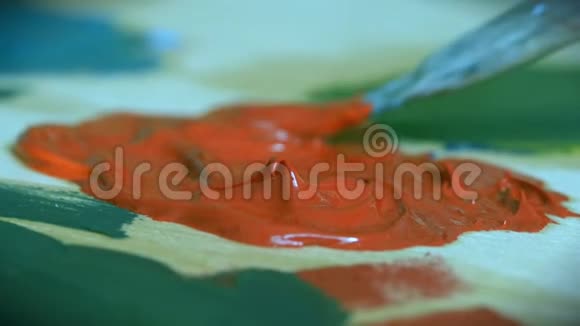 油漆红色与刷子特写混合视频的预览图