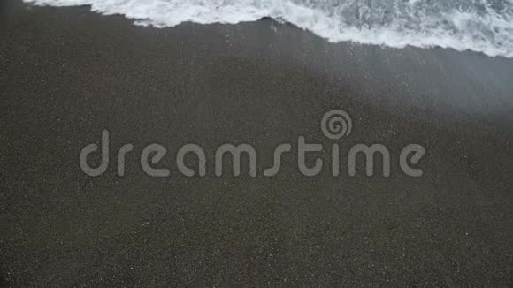 海浪冲刷海岸形成白色泡沫的纹理放松视频的预览图