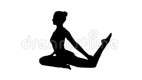 剪影美丽的年轻女子做瑜伽或普拉提运动一个鸽子国王的姿势EkaPadaRajakapotasana视频的预览图