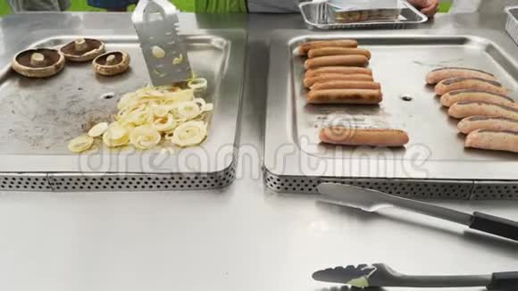 澳大利亚户外烧烤有洋葱香肠和蘑菇视频的预览图