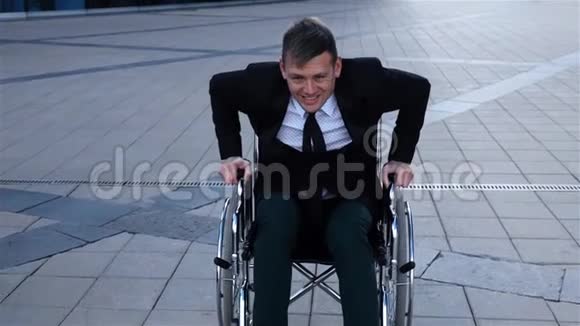 有能力的跛子试图从轮椅上站起来视频的预览图