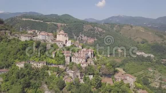 意大利莱诺卡斯特洛山顶废弃村庄的4k向前空中视频的预览图