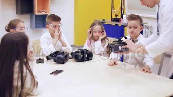 虚拟现实眼镜和现代儿童教育视频的预览图