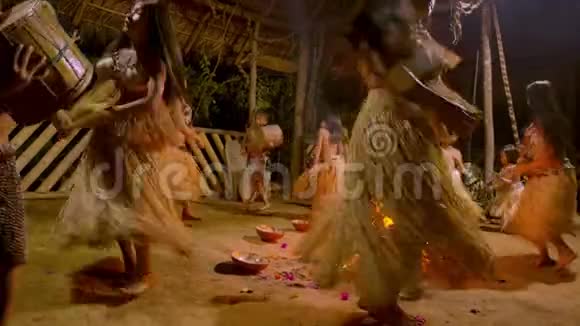 晚上在丛林中举行传统的土著仪式视频的预览图