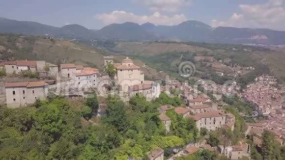 意大利莱诺卡斯特洛山顶废弃村庄的4k向前空中视频的预览图