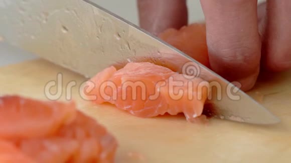 厨师们用手把多汁的三文鱼切成慢动作的碎片视频的预览图