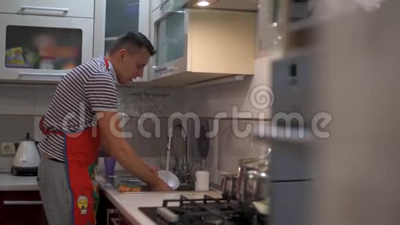 那个人正在洗碗把手和起重机合上视频的预览图
