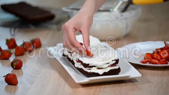 女厨师用草莓做巧克力蛋糕视频的预览图