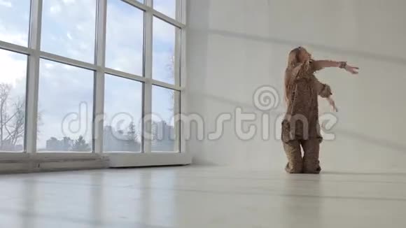 漂亮的瑜伽女人坐在窗前的膝盖上视频的预览图