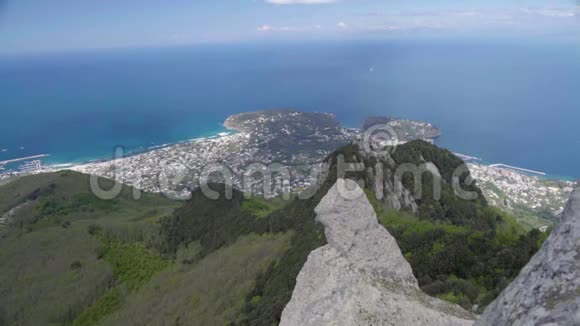 从圣埃佩莫岛最高点的伊斯奇亚镇全景视频的预览图