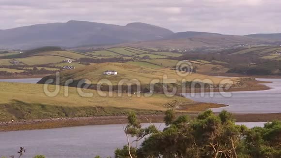 在爱尔兰山区的房子视频的预览图