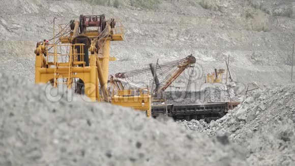 石灰石开采采石场的挖掘机在铁路汽车中移动矿石采矿业视频的预览图