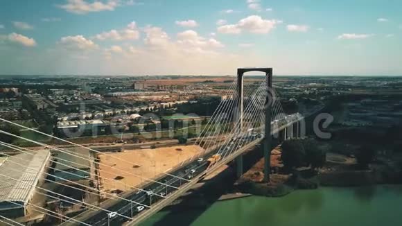西班牙塞维利亚现代斜拉桥交通的鸟瞰图视频的预览图
