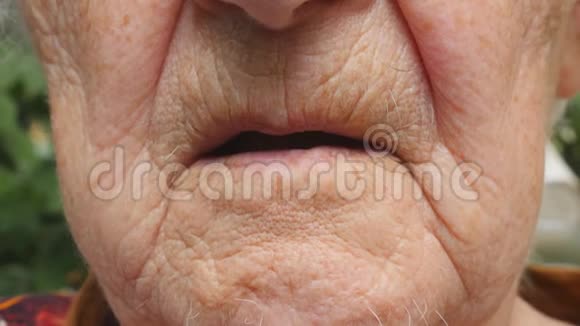 老妇人把白色药丸放进嘴里祖母服用药片可以减轻她的健康问题保健和保健视频的预览图