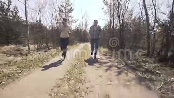 快乐的爸爸和女儿在早期的森林里慢跑4K视频的预览图