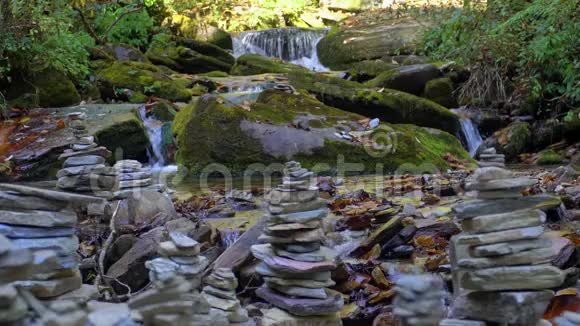 喜玛拉雅山岸缘平衡禅石结构的山河电影森林视频的预览图