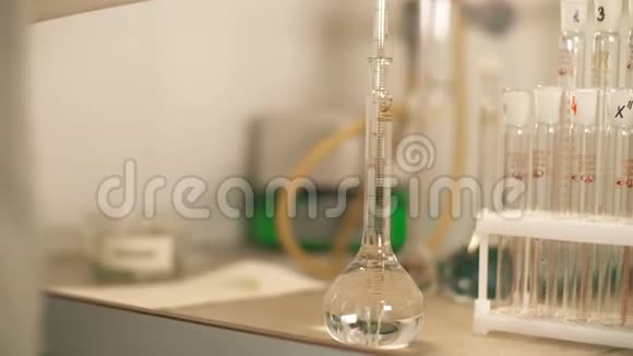 在实验室科学家中化学家用玻璃吸管和装有液体样品的烧瓶工作视频的预览图