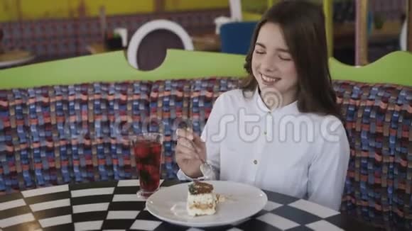 快乐的小女孩喝果汁在4K咖啡馆吃美味的甜点视频的预览图