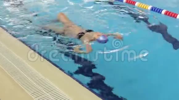 运动孕妇漂浮在游泳池后面视频的预览图