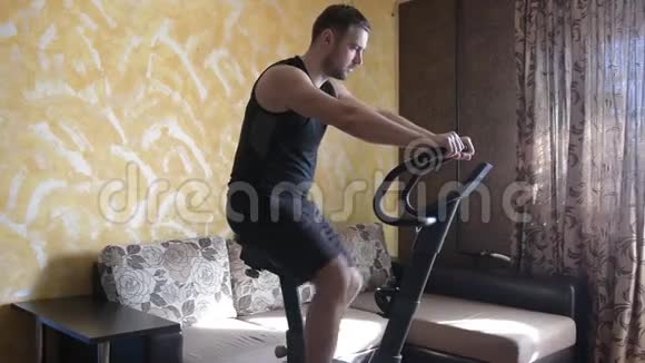 男子在家骑自行车锻炼视频的预览图