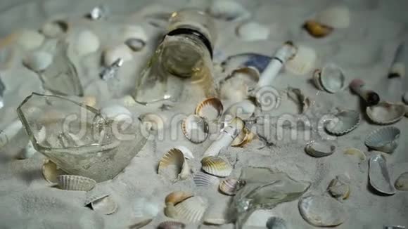 天然玻璃和烟头在沙壳和贝壳中的污染视频的预览图