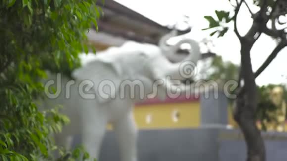佛寺雕像白象亚洲文化中的装饰雕塑白象快关门视频的预览图
