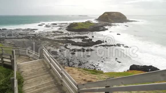 楼梯和木道澳大利亚诺比中心的圆岛景观视频的预览图