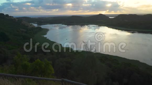 塔山湖令人叹为观止的日落夏季在维多利亚澳大利亚潘移动视频的预览图